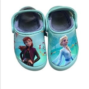 Disney Frozen fur lined crocs size 9. EUC.